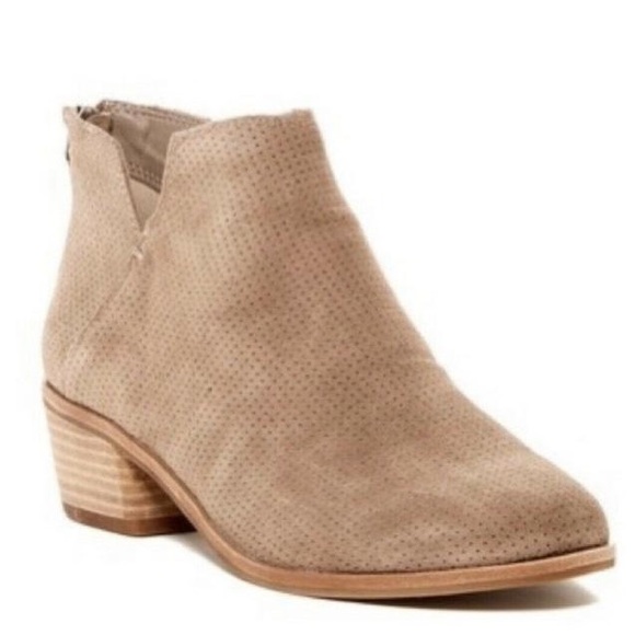 Dolce Vita Shoes - NWOT Dolce Vita Taupe Karsen Ankle Low Chunky Heel